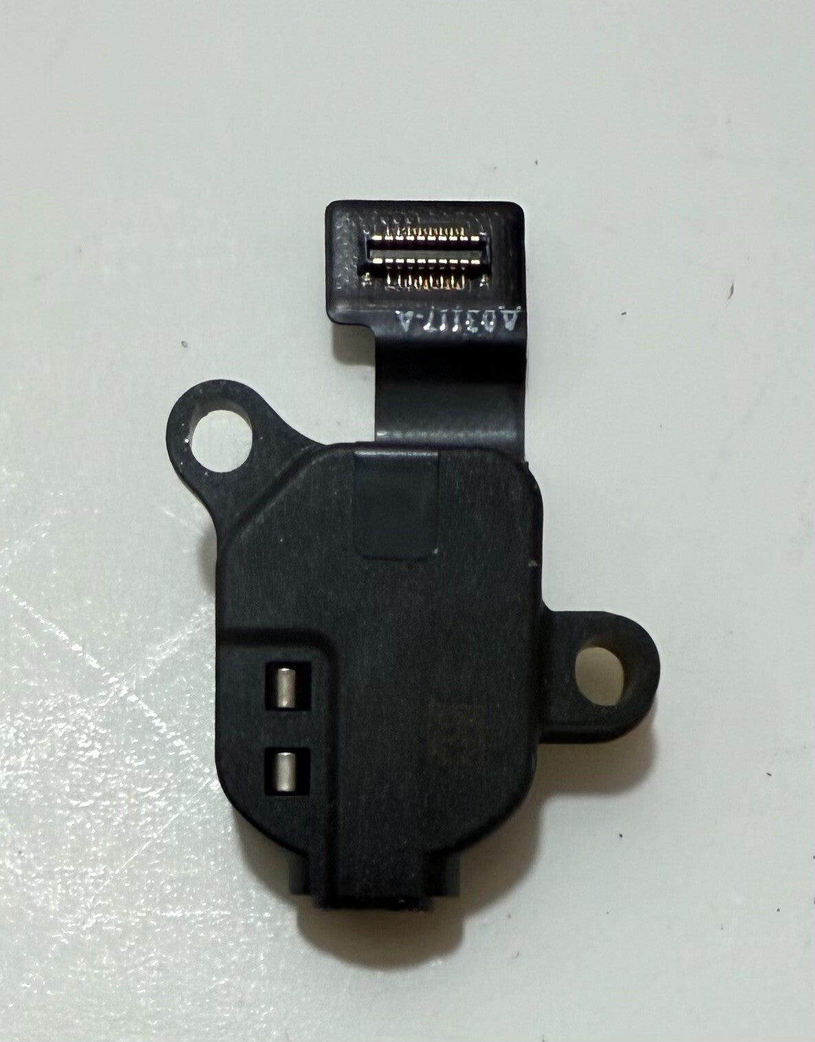 Apple MacBook Pro  A2485 EMC 3651 2021 Audio AUX Headphone Jack Port A03117-A
