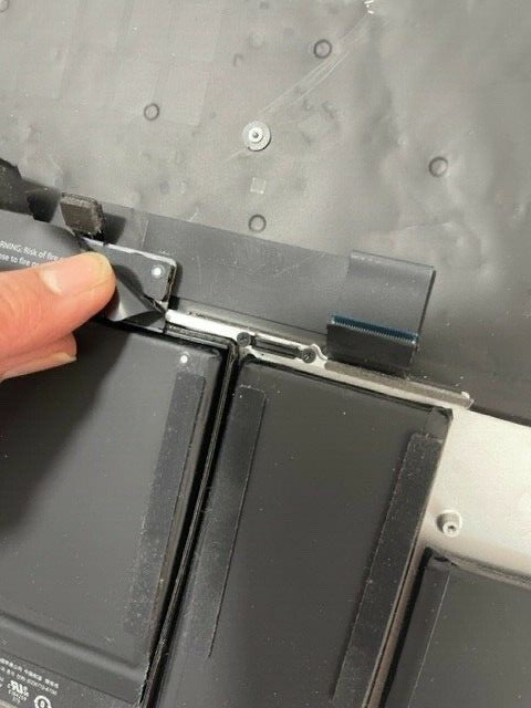 MacBook Pro Retina A1398 Mid 2014 Palmrest/keyboard/trackpad & battery (CYC 672)