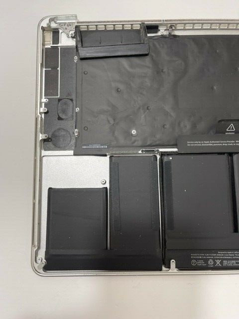 MacBook Pro Retina A1398 Mid 2014 Palmrest/keyboard/trackpad & battery (CYC 672)